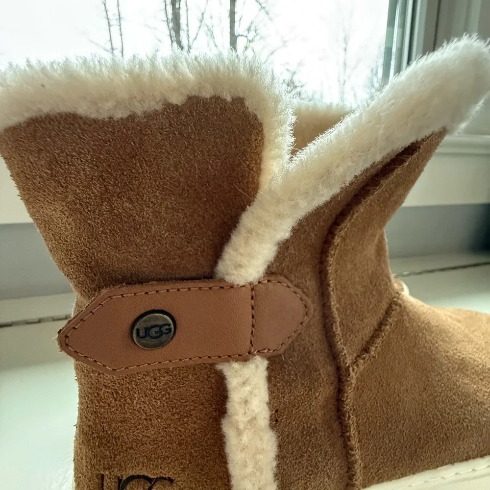 UGGs RARE Sherpa lined booties -  EUC!!!! size 9